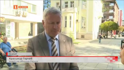 Защо години наред хората в Разлог чакат автобусите на улицата?