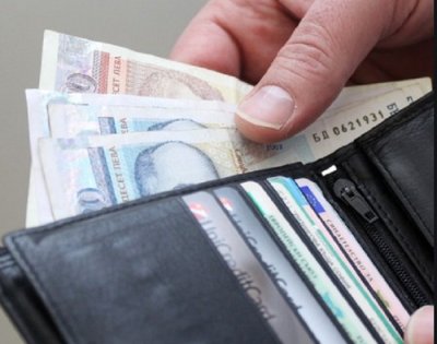 Младежи намериха портфейл с пари и документи, върнаха го и ги наградиха